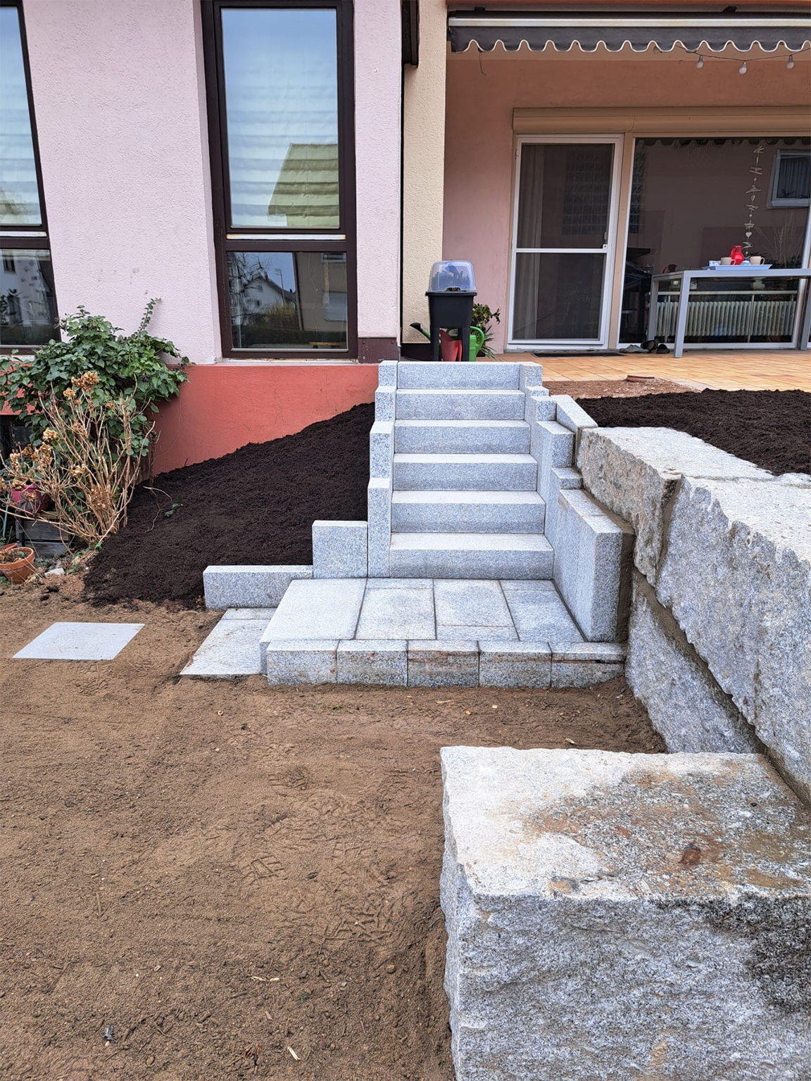 Granit Stufe und Granit Stele gesetzt.